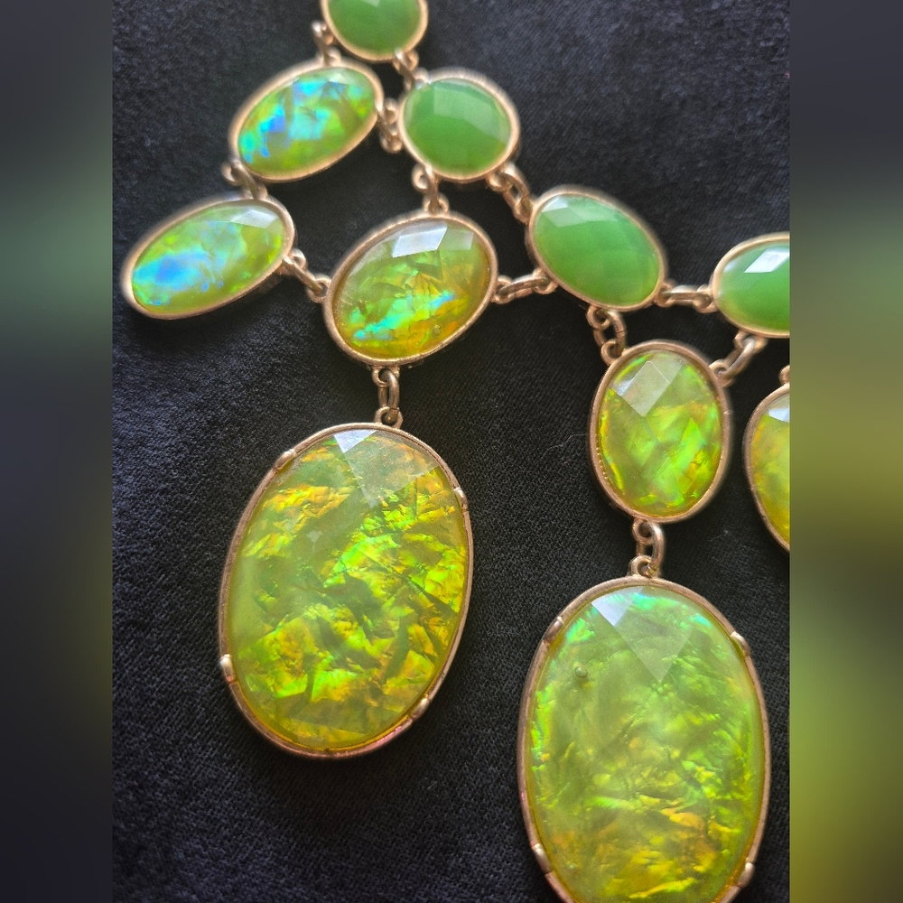NEON IRRIDESCENT GREEN STATEMENT NECKLACE w goldtone halloween party - Picture 3 of 8